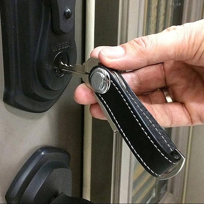 Compact Key Holder - Stylish & Practical Pocket Key Organizer With Secure Locking Mechanism. (Black)